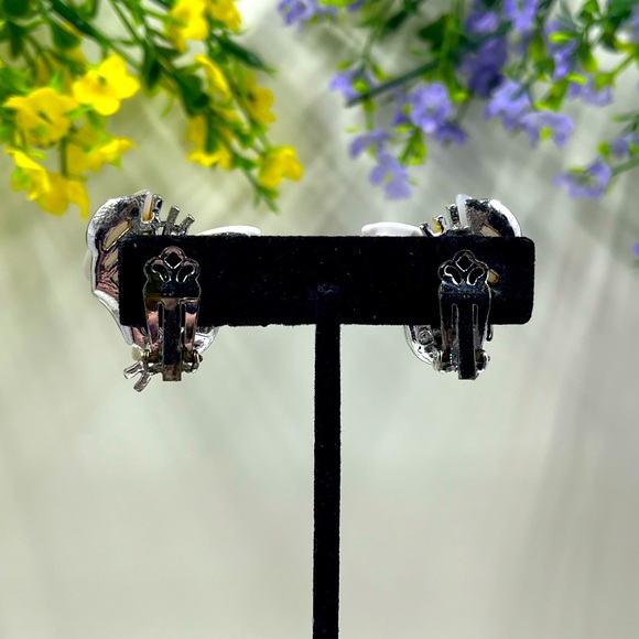 Mid Century Arthur Pepper Signed Vintage White Acrylic Abstract Clip On Earrings - Picture 7 of 12